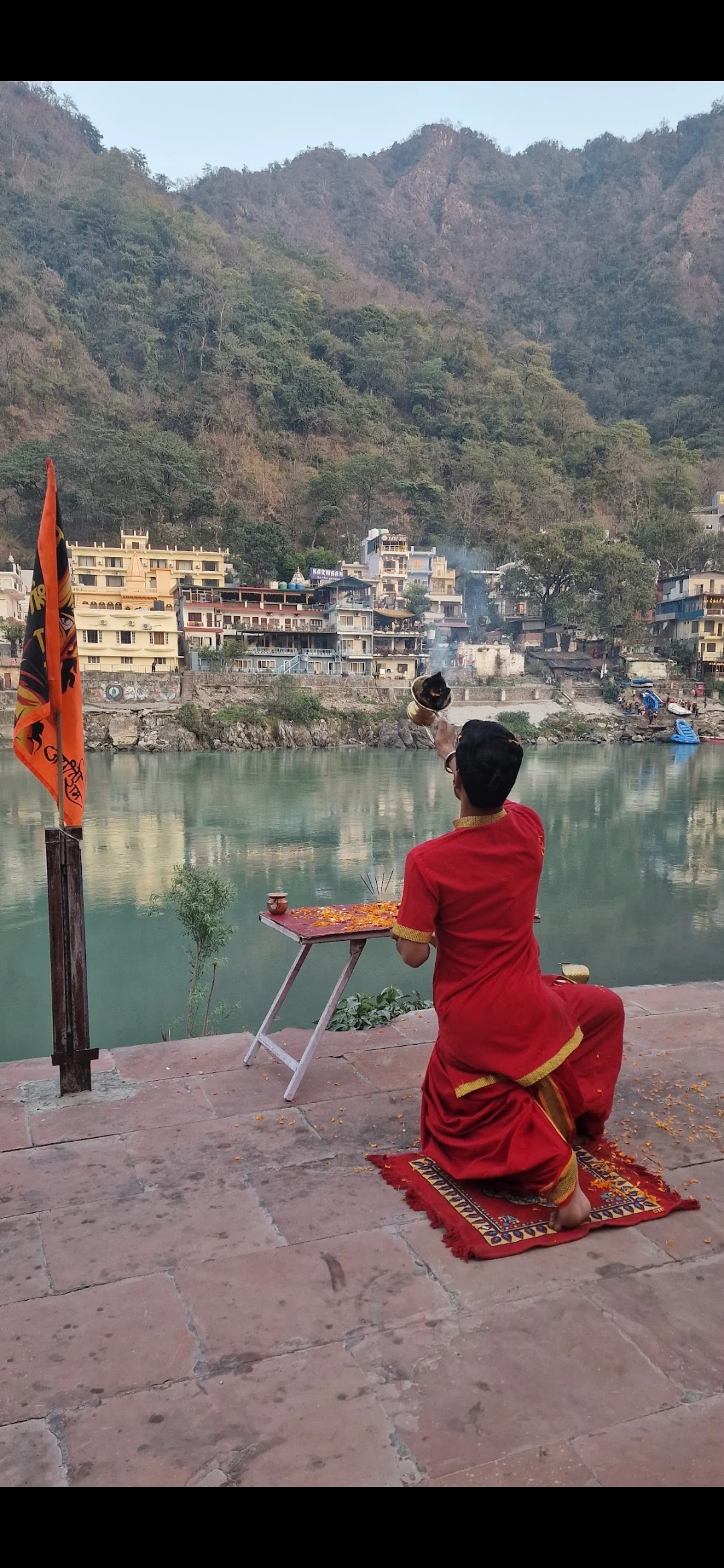 Une cérémonie au bord du Gange en Inde, face au fleuve et aux montagnes