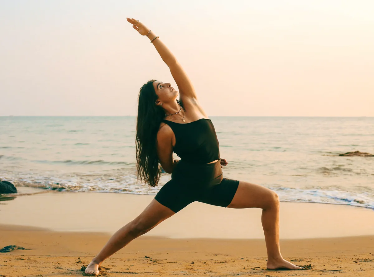Lauriane dans une posture de yoga sur une plage